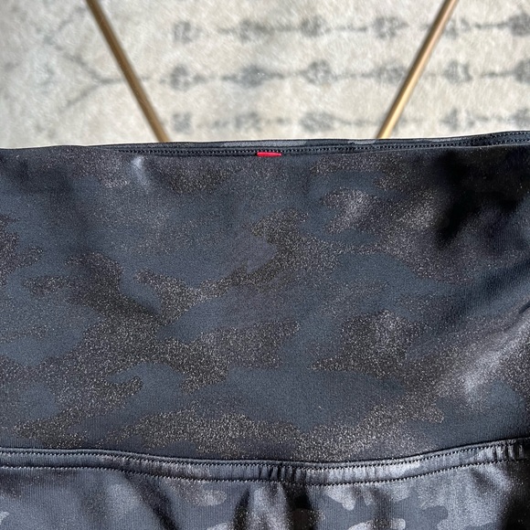 Spanx Faux Leather Camo Leggings Size Medium - Picture 3 of 13